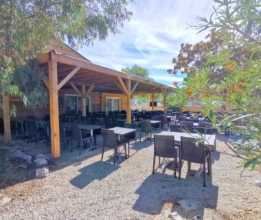 Terrasse ombragée avec tables et chaises au mobilhome dans camping trois étoiles en Provence