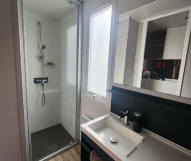 Salle de bains avec douche et lavabo du Mobilhome dans les Pins