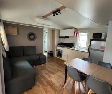 Séjour avec coin cuisine canapé et table à manger dans le Mobilhome dans les Pins