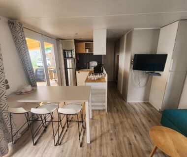 Intérieur avec cuisine et coin repas du Mobilhome dans les Pins