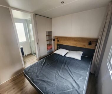 Chambre avec lit double et rangement du Mobilhome dans les Pins