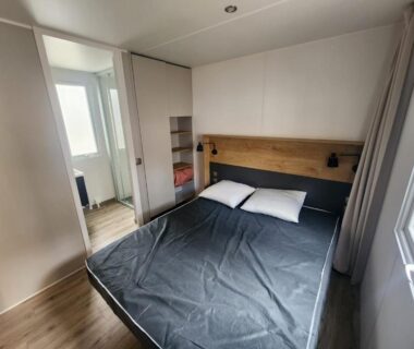 Chambre avec lit double dans le mobilhome Mobilhome dans les pins Camping Les Oyats