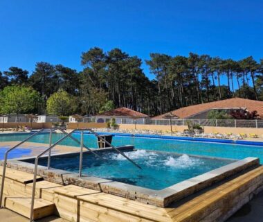 Piscine extérieure avec spa et transats dans les pins au Mobilhome dans les pins du Camping Les Oyats