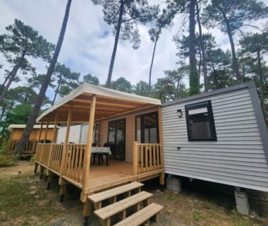 Terrasse couverte et escaliers sous pins du Mobilhome dans les pins au Camping Les Oyats