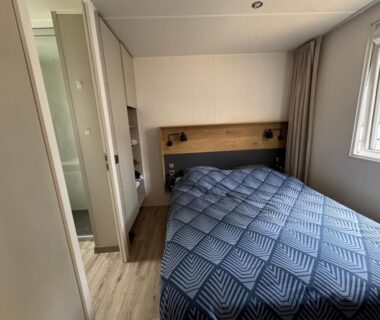 Chambre avec lit double et rangements dans le mobilhome Mobilhome dans les pins du Camping Les Oyats