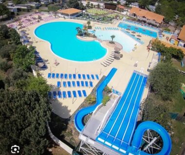 Vue aérienne de la piscine et des toboggans au mobilhome de 45 m2 du Camping Siblu La Réserve 4 étoiles