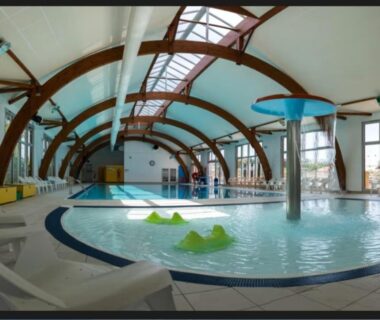 Piscine couverte avec pataugeoire et transats au Mobilhome de 45 m2 du Camping siblu La Réserve 4****