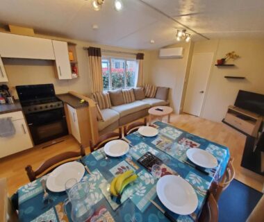 Terrasse et coin repas extérieur au mobilhome de 45 m2 du Camping siblu La Réserve 4 étoiles
