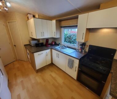 Cuisine équipée dans le mobilhome de 45 m2 au Camping siblu La Réserve 4****