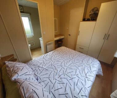 Chambre avec lit double et rangement dans le mobilhome 45 m2 du Camping siblu La Réserve 4****