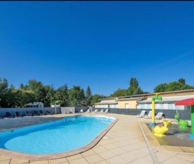 Piscine extérieure et pataugeoire au Mobilhome du Ried Europapark Rulantica gîte