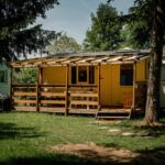 Terrasse en bois et mobilhome ombragé dans un camping au Mobilhome du Ried Europapark Rulantica gîte