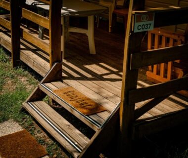 Terrasse en bois avec marches au Mobilhome du Ried Europapark Rulantica gîte
