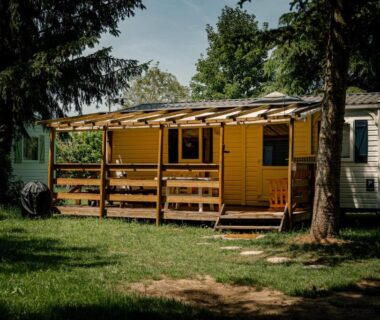 Mobilhome sur pelouse avec terrasse en bois au Mobilhome du Ried Europapark Rulantica gîte