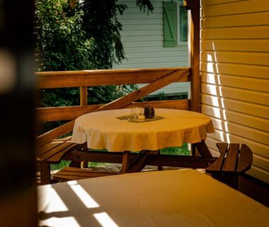Terrasse ensoleillée avec table et chaises du Mobilhome du Ried Europapark Rulantica gîte