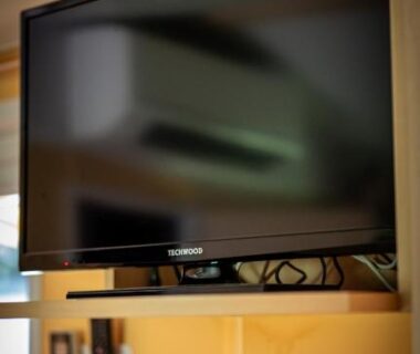 Intérieur avec télévision murale dans le Mobilhome du Ried Europapark Rulantica gîte