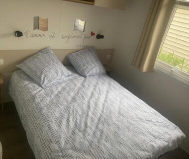 Chambre avec lit double dans le Mobilhome élégance