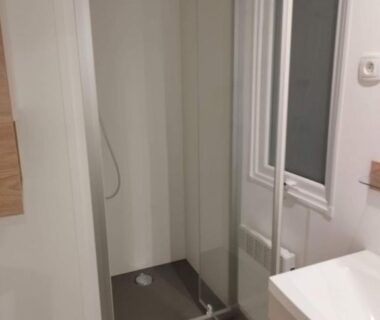 Salle de bains avec douche vitrée et lavabo dans le Mobilhome élégance