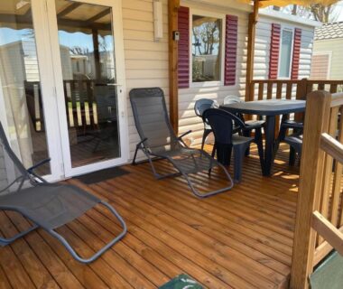 Terrasse en bois avec transats et table du Mobilhome élégance