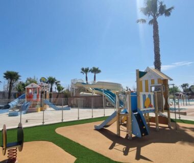 Piscine et aire de jeux avec toboggans au Mobilhome élégance