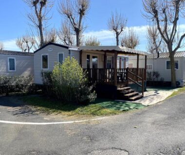 Extérieur et terrasse dans un camping en Hérault du Mobilhome élégance