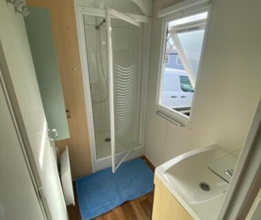 Salle d'eau avec douche et lavabo dans le Mobilhome en Vendée Sud à cinq minutes d'O'gliss Park et Fun Park