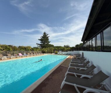Piscine extérieure bordée de transats au Mobil'home en Vendée Sud