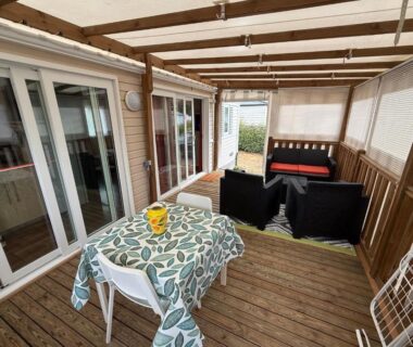 Terrasse couverte avec table et salon du Mobilhome en Vendée Sud