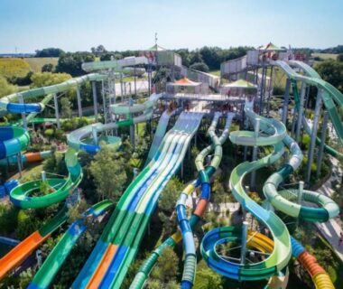 Parc aquatique avec toboggans et piscines au Mobil'home en Vendée Sud à 5 minutes d'O'gliss Park et Fun Park