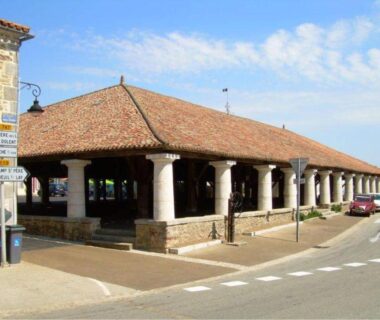 Place couverte à colonnes bordant la rue près du Mobil'home en Vendée Sud