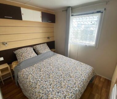 Chambre double avec lit et fenêtre dans le Mobil’home en Vendée Sud