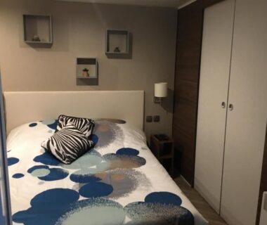 Chambre avec lit double armoire et lampes dans le mobilhome familial Saint Brévin Les Pierres Couchées