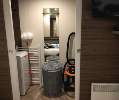 Intérieur avec miroir panier à linge et aspirateur dans le Mobilhome familial 6-7p 3ch 42m2 Saint Brévin Les Pierres Couchées