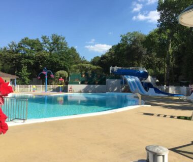 Piscine extérieure avec toboggan au Mobilhome familial 6 à 7 p 3 chambres 42 m2 Saint Brévin Les Pierres Couchées