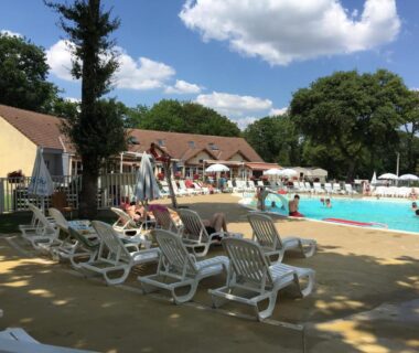 Piscine extérieure et transats au Mobilhome familial 6 à 7 p 3 chambres 42 m2 Saint Brévin Les Pierres Couchées
