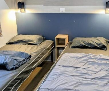Intérieur avec deux lits simples dans le Mobil’home haut de gamme XXL