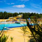 Espace piscine avec toboggans au Mobilhome haut de gamme XXL
