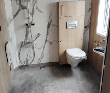 Salle d'eau avec douche à l'italienne et WC du Mobil’home haut de gamme XXL dans camping 4 étoiles
