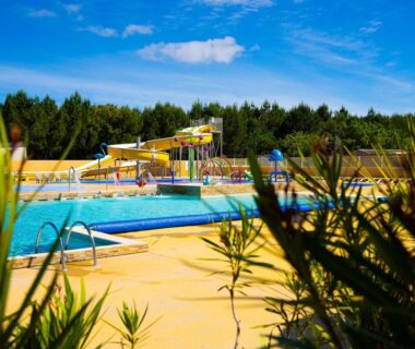 Espace piscine avec toboggans au Mobilhome haut de gamme XXL