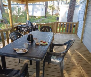 Terrasse en bois avec table et chaises du Mobil’home haut de gamme XXL