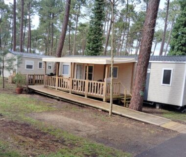 Terrasse en bois dans la pinède devant le Mobil’home haut de gamme XXL