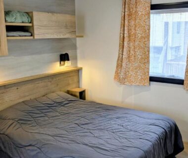 Chambre avec lit double et fenêtre dans le Mobilhome haut de gamme XXL