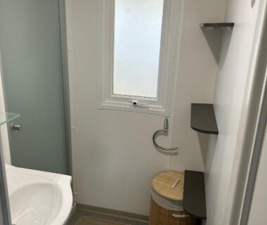 Salle d'eau avec douche lavabo et rangements dans le mobilhome la Carabasse