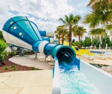 Piscine avec toboggan aquatique au camping Mobilhome la Carabasse 40m2 6-8 personnes