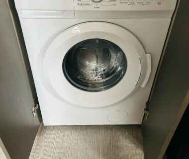 Dans le placard lave-linge frontal encastré du Mobilhome la Carabasse 40m2 6-8 personnes