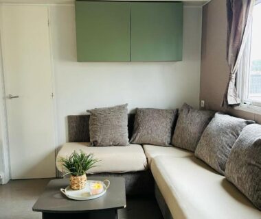Intérieur coin salon avec canapé et table dans le Mobilhome la Carabasse