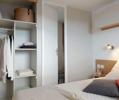 Chambre avec lit et placard dans le mobilhome la carabasse