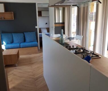 Intérieur avec kitchenette et coin salon dans le mobilhome la carabasse