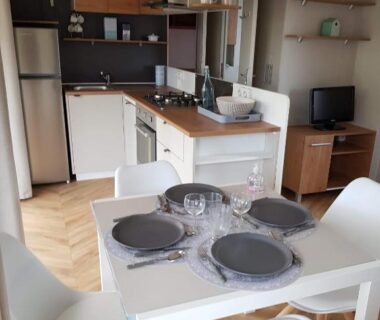 Intérieur coin repas et kitchenette dans le Mobilhome la carabasse