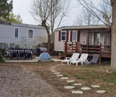 Terrasse en bois avec transats et table au mobilhome la carabasse